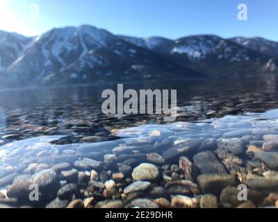 Saltare le rocce sul lago Kootenay Foto Stock