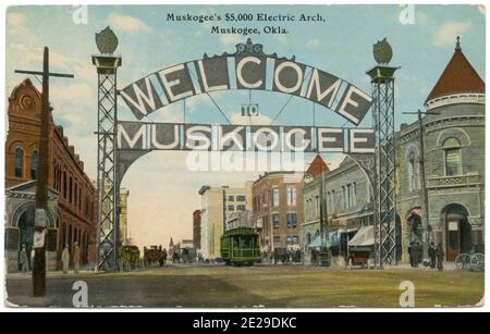 Cartolina d'epoca con Muskogee, l'arco elettrico "Welcome to Muskogee" dell'Oklahoma, che fu eretto e illuminato per la prima volta il 10 ottobre 1910. (STATI UNITI) Foto Stock