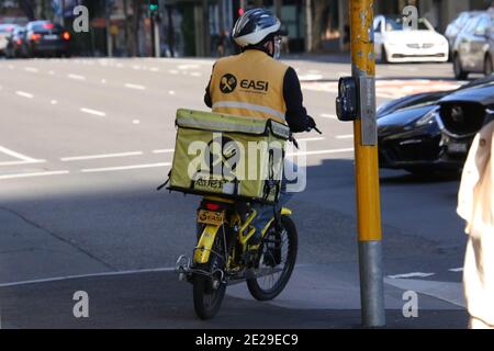 Un pilota per la consegna di cibo EASI a Sydney, NSW, Australia Foto Stock