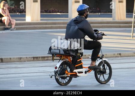 Un pilota per la consegna di cibo a Sydney, NSW, Australia Foto Stock