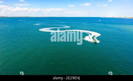 Foto aerea dell'oceano con una barca a vela personale su una soleggiata da Foto Stock