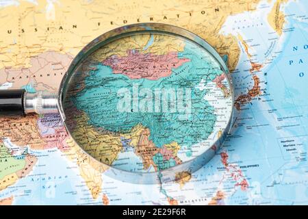 Bangkok, Thailandia - 01 novembre 2020 Cina, lente d'ingrandimento primo piano con colorata mappa del mondo Foto Stock