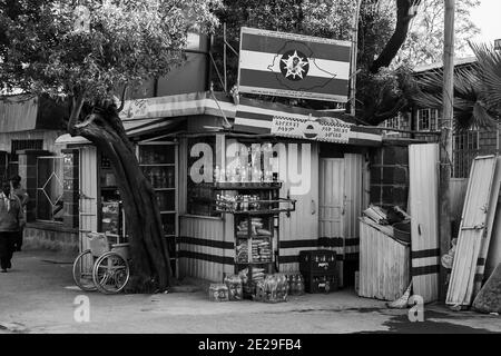 ADDIS ABEBA, ETIOPIA - 05 gennaio 2021: Addis Abeba, Etiopia, 30 gennaio 2014, piccolo negozio di alimentari verde su una strada laterale Foto Stock