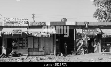 ADDIS, ETIOPIA - 05 gennaio 2021: Addis Abeba, Etiopia, 30 gennaio 2014, piccoli negozi di alimentari colorati su una strada laterale Foto Stock