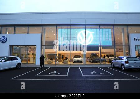 Dublino. 13 gennaio 2021. La gente è vista ad un concessionario di automobile di Volkswagen a Dublino, Irlanda, gennaio 12, 2021. Un totale di 84,309 unità di auto private nuove sono state vendute in Irlanda nel 2020, in calo del 25.6 per cento rispetto al 2019, ha detto l'Ufficio centrale di statistica (CSO) del paese il martedì. Anche il numero di auto private usate vendute nel paese è sceso drasticamente nel corso dell'anno, passando 27.9 da 108,895 unità nel 2019 a 78,541 unità nel 2020, mentre i dati CSO hanno mostrato una continua crescita delle vendite di auto elettriche e ibride nel 2020. Credit: Xinhua/Alamy Live News Foto Stock