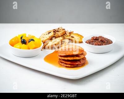 Quebec Vegan colazione in uno sfondo bianco Foto Stock