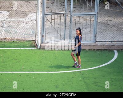 MEDELLIN, COLOMBIA - 23 dicembre 2020: Medellin, Antioquia, Colombia - 23 2020 dicembre: Una giovane donna ispanica in Black Sportswear pratica e gioca Fo Foto Stock