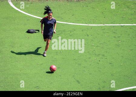 MEDELLIN, COLOMBIA - 23 dicembre 2020: Medellin, Antioquia, Colombia - 23 2020 dicembre: Una giovane donna ispanica in Black Sportswear pratica e gioca Fo Foto Stock