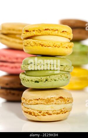 Macaron. I tradizionali macaroni colorati francesi da vicino, macro isolati su bianco Foto Stock