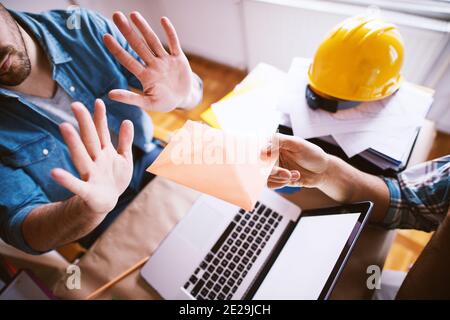 Primo piano di uomo che non prende la tangente. Foto Stock