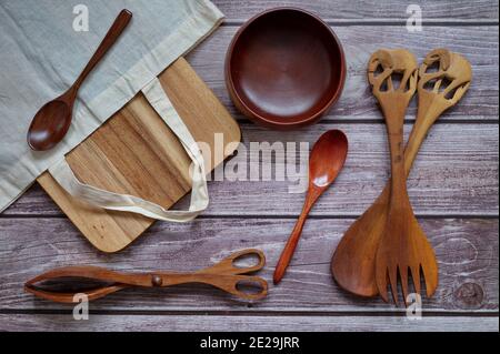 Prodotti da cucina riutilizzabili eco-compatibili su sfondo in legno Foto Stock