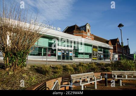 Basingstoke, Regno Unito - 25 dicembre 2020: Ingresso alla stazione ferroviaria di Basingstoke, Hampshire in una soleggiata mattina invernale. Foto Stock