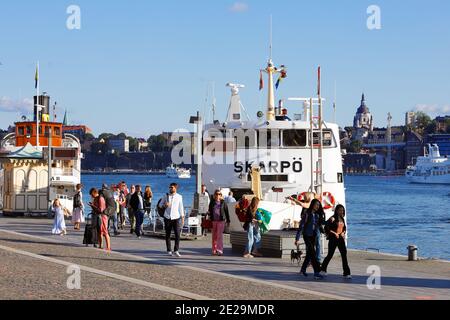 Stoccolma, Svezia - 31 luglio 2020: La nave passeggeri pubblica dell'arcipelago Skarpp nel traffico per il Waxholmsbolaget ha chiamato il capolinea a Blasieho Foto Stock