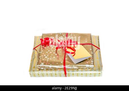Regali in carta da imballaggio e legati con un nastro rosso. Foto Stock