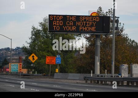Una bacheca CalTrans recita "Help Save Lives Add CA Notify App to your Phone", sabato 2 gennaio 2021, a Los Angeles. L'applicazione CA Notify US Foto Stock