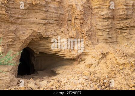 Cave, hole or burrow in the sand ground. Foto Stock