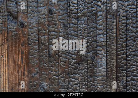 Immagine ad alta risoluzione di carbone muro di legno bruciato. Legno bruciato trama sfondo. Finitura in legno Shou sugi ban Foto Stock