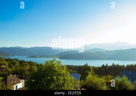 Paesaggio del Lago Bicaz circondato da montagne in Romania Foto Stock