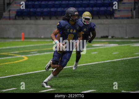 Team TOA quarterback Nicholaus Iamaleava Jr, durante una partita di calcio contro la squadra Elite, venerdì 8 gennaio 2021, a Bullhead City, Ariza (Dylan Stewart/i Foto Stock