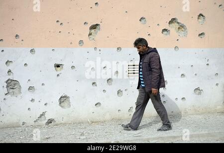 Pechino, Cina. 29 Settembre 2020. Foto scattata il 29 settembre 2020 mostra un uomo che passa davanti a una casa danneggiata durante gli scontri nel distretto di Tartar, al confine con la regione del Nagorno-Karabakh. Credit: Tofik Babayev/Xinhua/Alamy Live News Foto Stock