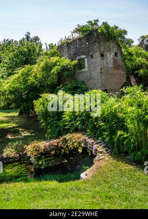 I Giardini di Ninfa, la città abbandonate, Cisterna di Latina, Lazio, Italia, Europa Italia Foto Stock