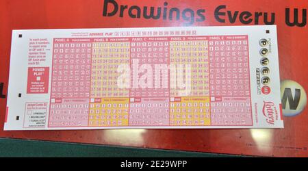 Miami, Stati Uniti d'America. 13 gennaio 2021. MIAMI, FL - GENNAIO 13: Questa sera può essere il culmine dell'isteria Powerball. (A meno che, naturalmente, nessuno vince.) Il prossimo sorteggio è stasera che è mercoledì 13 gennaio alle 10:59 pm ET, e ci sarà probabilmente almeno un vincitore per il record-shattering 1.5 miliardi di dollari jackpot che è in palio il 13 gennaio 2016 a Miami, Florida. People: Powerball www.StormsMediaGroup.com Credit: Storms Media Group/Alamy Live News Foto Stock