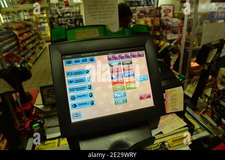 Miami, Stati Uniti d'America. 13 gennaio 2021. MIAMI, FL - GENNAIO 13: Questa sera può essere il culmine dell'isteria Powerball. (A meno che, naturalmente, nessuno vince.) Il prossimo sorteggio è stasera che è mercoledì 13 gennaio alle 10:59 pm ET, e ci sarà probabilmente almeno un vincitore per il record-shattering 1.5 miliardi di dollari jackpot che è in palio il 13 gennaio 2016 a Miami, Florida. People: Powerball www.StormsMediaGroup.com Credit: Storms Media Group/Alamy Live News Foto Stock