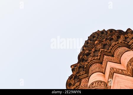 Bella architettura di Qutub Minar contro cielo chiaro Foto Stock