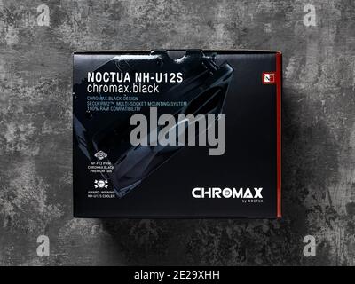 Varna, Bulgaria, 08 gennaio 2021. Scatola radiatore CPU a torre singola NH-U12S su sfondo scuro. Dissipatore di calore del processore per PC moderno. Hardware del computer desktop Foto Stock