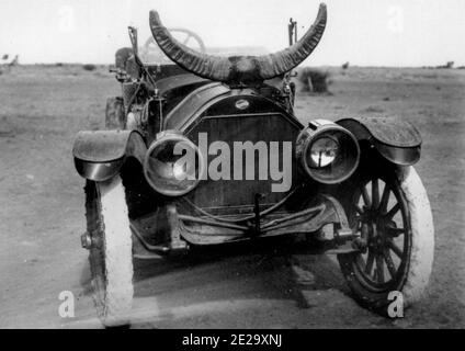 Fotografia d'auto d'epoca con cornicione con la didascalia Overland nell'Outback, probabilmente nella zona di Hughenden, 1915. Foto Stock