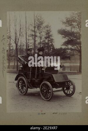 Antica fotografia d'epoca di una coppia all'inizio dell'automobile a. La fine del secolo nel 1900 Francia Foto Stock