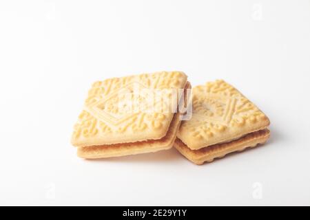 Primo piano di due biscotti alla crema su sfondo bianco. Foto Stock