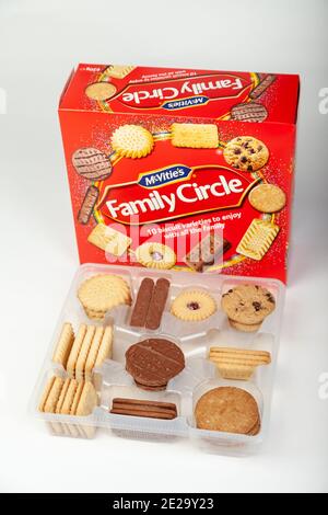 Un assortimento di biscotti Family Circle nel loro vassoio di plastica girato dall'alto con la sua scatola di cartone sullo sfondo Foto Stock