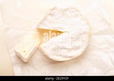 Formaggio Camembert intero Foto Stock
