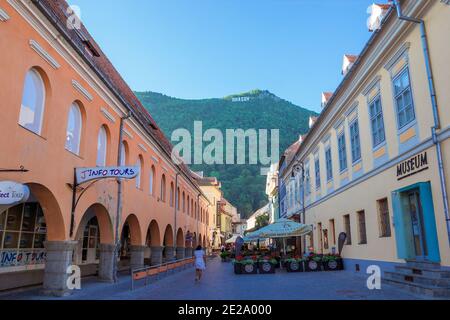 Brasov, Romania - Agosto, 2019: Cartello Brasov su un Monte Tampa nella città di Brasov Foto Stock