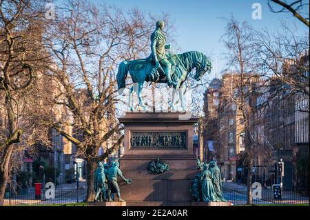 12 gennaio 2021 Albert Memorial, Charlotte Square, Edimburgo. Scozia. Regno Unito Scozia, meteo. Vista del memoriale di Albert, che mostra la statua equestre del principe Alberto, e gruppi che rappresentano (da sinistra a destra) l'esercito e la marina, la nobiltà e il lavoro. Il sole invernale illumina il monumento. Credit - Alamy Live News Foto Stock