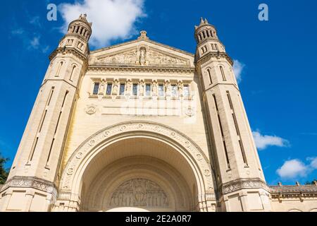 Lisieux, Francia. Basilica di Santa Teresa, il secondo luogo di pellegrinaggio più grande della Francia, dopo Lourdes. Dettaglio architettonico. Foto Stock