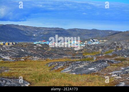 Ilulissat, Groenlandia, luglio - bella cittadina con case colorate nel mezzo del nulla - fantastico paesaggio nella tundra verdana Foto Stock