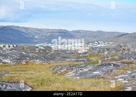 Ilulissat, Groenlandia, luglio - bella cittadina con case colorate nel mezzo del nulla - fantastico paesaggio nella tundra verdana Foto Stock