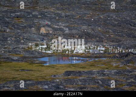 Illulissat, Groenlandia, luglio - cimitero e croci nel paesaggio della baia di Disko Foto Stock