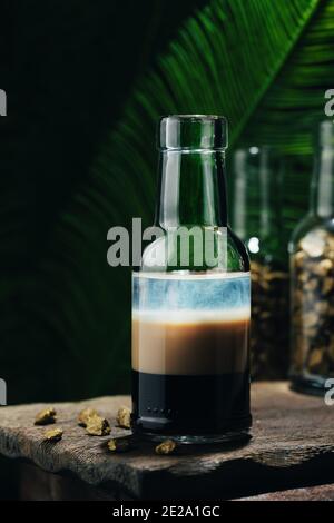 B-52 - cocktail a strati con tre liquori Kahlua, Baileys, Cointreau serviti in una piccola bottiglia. Foto Stock