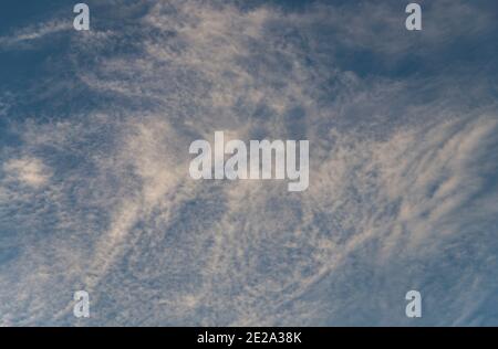 Alta altitide cirrocumulus nuvole. nuvolette sottili, sfumate e bianche in un cielo blu. Foto Stock