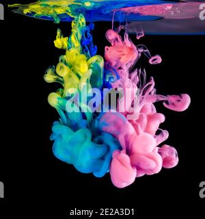 Gli inchiostri colorati in acqua su sfondo nero Foto Stock
