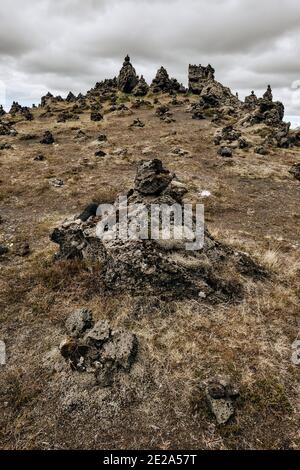Laufskálavarða è una cresta di lava, circondata da cairns in pietra per fortuna, tra i fiumi Hólmsá e Skálmá vicino a Álftaver, nel sud dell'Islanda Foto Stock