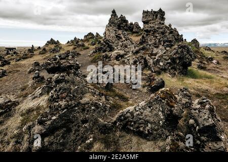 Laufskálavarða è una cresta di lava, circondata da cairns in pietra per fortuna, tra i fiumi Hólmsá e Skálmá vicino a Álftaver, nel sud dell'Islanda Foto Stock