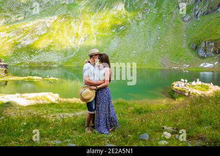 Una bella coppia abbracciando vicino al Lago Balea in Romania Foto Stock