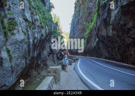 Donna in abito con cappello di paglia in Bicaz Canyon Foto Stock