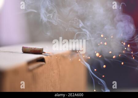 Primo piano di fuochi d'artificio vicino a esplodere Foto Stock