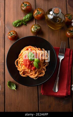 Piatto di spaghetti classici con salsa di pomodoro, cucina italiana Foto Stock