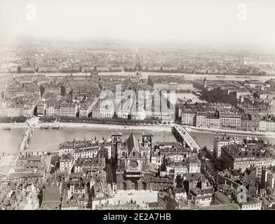 Fotografia d'epoca del XIX secolo: Vista gnerale del centro di Lione, Francia, presa dalla guglia dell'Eglise de Fourviere. Immagine circa 1890's. Foto Stock